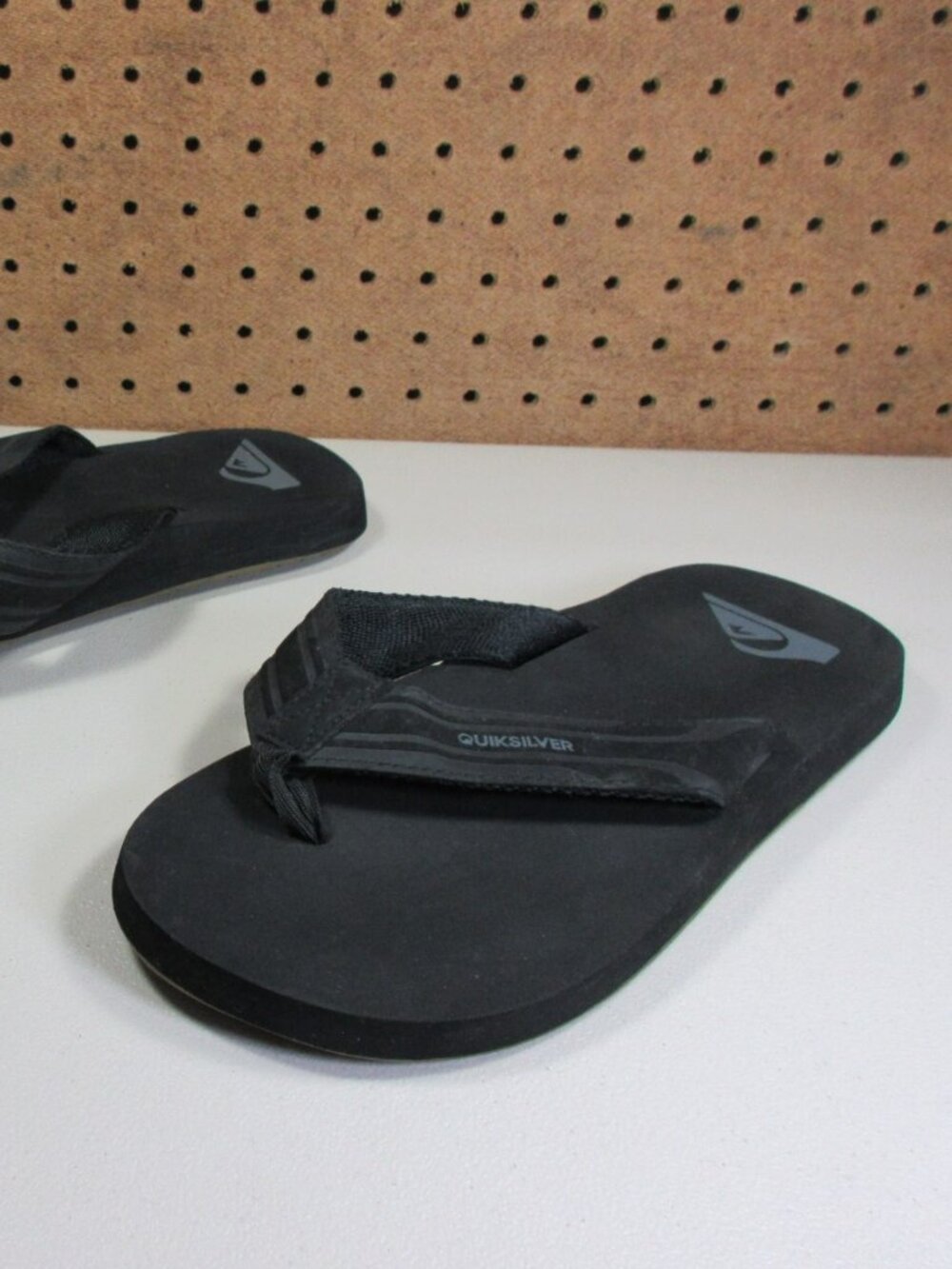 QuikSilver mens black Monkey Wrench thong sandals 8 M